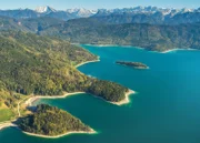 Der Walchensee wird auch „Bayerische Karibik“ genannt, weil sein Wasser besonders klar ist und dadurch türkisgrün schimmert. Das liegt zum einen am hohen Kalziumkarbonat-Anteil, außerdem sind hier keine Motorboote zugelassen und dadurch hat der See eine besondere Wasserqualität.
