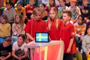 Das rote Rateteam aus Stockholm/Schweden wartet gespannt auf die nächste Quizfrage von Elton.