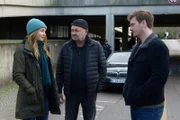 Linett Wachow (Stefanie Stappenbeck, l.) und Otto Garber (Florian Martens, M.) werden von Sebastian Klöckner (Matthi Faust, r.) am abgesperrten Tatort empfangen.