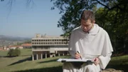 Charles Desjobert ist in zwei Welten zuhause: Einerseits Ordensbruder der Dominikaner, andererseits Architekt. Er ist einer von 9 Brüdern, die in La Tourette leben.