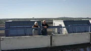 Klaus Krebs, einer der drei Architekten, und die Bewohnerin Ursula Reh auf dem Dach der „Schlange“.
