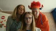 Irma (Elise Beuger), Floor (Bobbi Mulder) und Jan (Ferdi Stofmeel), lesen heimlich in Kees Tagebuch.
