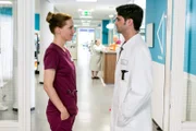 Zwischen Betty Dewald (Bettina Lamprecht) und Dr. Marco Behring (Maximilian Grill) steht immer noch eine Aussprache an.