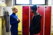 Moritz (Tijan Njie) ist überrascht, als Marie (Cheyenne Pahde) ihn bittet, ihr seine Moves beizubringen.