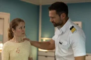 Sibylle (Luise Helm) wird in den Warteraum geschickt.