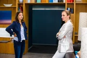 Pauline (Maike-Johanna Reuter, l.) und Isabelle (Ania Niedieck) suchen nach einem Weg, wie Pauline Damians Misstrauen wieder zerstreuen kann.
