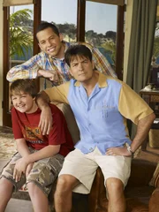 (6. Staffel) - Harte Männer: Charlie (Charlie Sheen, r.), Alan (Jon Cryer, M.) und Jake (August T. Jones, l.) ...