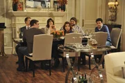 Ein spezielles Thanksgiving: (v.l.n.r.) Barney (Neil Patrick Harris), Marshall (Jason Segel), Robin (Cobie Smulders), Blitz (Jorge Garcia), Lily (Alyson Hannigan) und Ted (Josh Radnor) ...