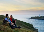 Rosamunde Pilcher - Ungezügelt ins Glück Geniessen den wunderbaren Ausblick: Ole Eisfeld als Dylan Brooks, Lara Joy Körner als Gillian Morris