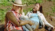 Alex (Aaron Jeffery) und Fiona (Michelle Langstone) wälzen sich glücklich im Schlamm.