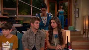 Vorne, l-r: Billy Thunderman (Diego Velazquez), Max Thunderman (Jack Griffo), Super President Kickbutt (Daniele Gaither), Phoebe Thunderman (Kira Kosarin)
