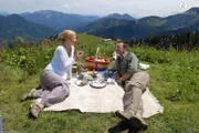 Michael hat Antonia mit ein Picknick in der atemberaubenden Bergen oberhalb des Tegernsees Ÿberrascht.   v.l:  Michael Roll, Marion Kracht