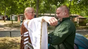 Am Bergwitzsee wird sich fein gemacht. Luthers Hochzeit steht an. Dafür schlüpfen Platzchef Marek und seine Gäste in festliche Gewänder. Gefeiert wird in Wittenberg. Fehlt nur noch ein mittelalterlicher Trinkkelch.