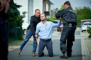 Semir (Erdogan Atalay, l.) stellt den fliehenden Domhoff (Ulrich Brandhoff, Mi.) und nimmt ihn fest. +++ Die Verwendung des sendungsbezogenen Materials ist nur mit dem Hinweis und Verlinkung auf TVNOW gestattet. +++