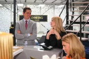 Patrizia (Miriam Lahnstein, M.) lässt Ringo (Timothy Boldt) spüren, dass sie die Hubers nicht mehr für sanktionsfähig hält. Rechts Stella (Bettine Langehein)