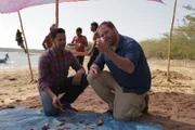 Josh Gates (r.)