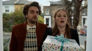 Jizzlord (Luke Rollason, l.) und Jen (M&aacute;ir&eacute;ad Tyers, r.) sind bei Nora eingeladen. Jizzlords Sohn Alfie hat Geburtstag und sie haben ein gro&szlig;es Geschenk f&uuml;r ihn mitgebracht.