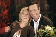 Antonia (Marion Kracht) und Dr. Thomas Hellmann (Michael Roll) sind froh dar&uuml;ber, dass sie endlich ihre Liebe zeigen k&ouml;nnen.