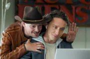 Der frühere Rockstar Richie (Karl Fritz, li.) stört seinen Sohn Michael (Aaron Friesz, re.) im Büro und blamiert ihn bei einem Geschäftsmeeting.