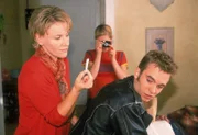 Nikola (Mariele Millowitsch, li.) findet entsetzt einen Joint in Peters (Eric Benz) Jackentasche. Stephanie (Friederike Grasshoff) schießt amüsiert  Fotos von der Szene...