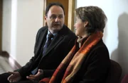 Hubert und Maria fragen sich bang, wie die Scheidung vonstattengehen wird. Von links: Hubert (Bernhard Ulrich) und Maria Kirchleitner (Daniela März).