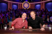 Rateteam-Kapitän Bernhard Hoëcker (l.) mit TV-Moderator Gerhard Delling (r.).