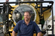 Josh Gates vor dem U-Boot PC1201 in der Nähe des Michigansees