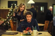 Ludwig wartet ungeduldig auf seine Frau. Von links: Caroline Ertl (Teresa Rizos) und Ludwig Brunner (Martin Wenzl).