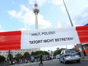 "Halt, Polizei! Tatort nicht betreten!" ist am 24.08.2014 auf dem Absperrband am Alexanderplatz in Berlin zu lesen. Nach einer Messerstecherei mit einem Verletzten wurde das Gelände abgesprerrt. Foto: Stephanie Pilick/dpa