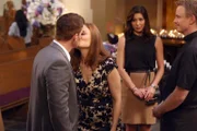 Booth (David Boreanaz, l.), Brennan (Emily Deschanel, 2.v.l.), Angela (Michaela Conlin) und Pfarrer Harrows (David Hornsby) besprechen die bevorstehende Trauung.