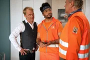 ARD Degeto DIE DREI VON DER MÜLLABFUHR - MISSION ZUKUNFT, am Freitag (29.05.20) um 20:15 Uhr im ERSTEN. Tarik (Aram Arami) zeigt Dorn (Rainer Strecker, li.) das Ohrfeigenvideo von „Käpt’n“ Werner Träsch (Uwe Ochsenknecht, re.).