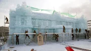 Ein Schloss für Hokkaido: Jeden Winter werden beim Eisfestival in Mombetsu Soldaten zum Eisschnitzen abkommandiert.