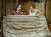 Die 6 Kummerbuben  Das neue Leben Staffel 1, Episode 13 Ein bisschen Haushalt: Ines Torelli als Sonja, Linda Geiser als Sophie Kummer