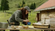 Als Zeitvertreib, während sie eine Alm hütet, stellt Dorfhelferin Katja Baumann (Simone Thomalla) Butter her.