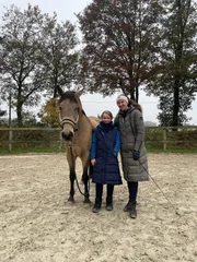 v.l.: Pferd Fellow, Juna, Lisa Röckener
