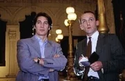 Kommissar Moser (Tobias Moretti, l.) und Assistent Stockinger (Karl Markovics, r.) sehen sich am Tatort um. Ein Tourist wurde im SAS Palais Hotel an der Ringstraße ermordet ...