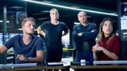 In der PAST beobachten (v.l.) Max (Nicolas Wolf), Vicky (Pia Stutzenstein), Semir (Erdogan Atalay) und Dana (Gizem Emre) das Geschehen an der Unfallstelle. Doch was macht Kramers Wagen dort?