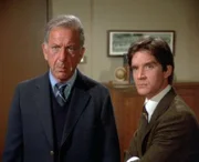 Quincy (Jack Klugman, l.) und Staatsanwalt Borghese (John O'Connell) müssen sich diesmal mit einem besonders dreisten Verbrecher auseinander setzen.
