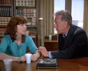 Quincy (Jack Klugman) tröstet die vollkommen aufgelöste Evelyn Hillman (Claire Malis), deren Tochter Debby entführt wurde.
