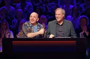 Rateteam-Kapitän Bernhard Hoëcker (l.) mit Fernsehmoderator Gerhard Delling (r.).
