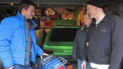 v.l. Experte Marco Heuberg mit Nicole Kaster und Mario Zilgens bei der Besichtigung einer Garage.