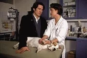 Tierärztin Sonja Koller (Daniela Gaets) untersucht den Beagle, den Richie Moser (Tobias Moretti) ihr gebracht hat.