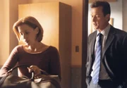 Scully (Gillian Anderson, l.) musste mit ansehen, wie ein junger Mann gesteinigt wurde. Ihr Kollege Doggett (Robert Patrick, r.) kann ihr nicht helfen ...