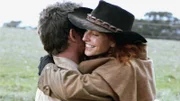 Alex (Aaron Jeffery) kehrt nach Killarney zurück. Stevie (Simmone Mackinnon) freut sich riesig! Als sie erfährt, dass er verlobt ist, platzt sie beinahe vor Eifersucht.