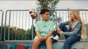 Tom (Noah Bailey, links) teilt seine Gedanken mit Sunny (Leni-Sofie Rocek, rechts) und fragt sie um Rat, wie er sich Châu gegenüber verhalten soll.