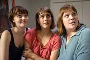 Emily (Sarah Mahita), Leo (Morgane Ferru) und Eva (Stefanie Reinsperger, v.l.) betrachten in Barbaras Atelier ein altes Bild.
