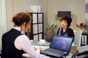 ARD ROTE ROSEN FOLGE 1451, am Freitag um 14:10 Uhr im ERSTEN. Naomi (Barbara Lanz, l.) steckt in einer Gewissenskrise – soll sie Merle (Anja Franke, r.) von Benitas Gefühlen für Gunter erzählen?
