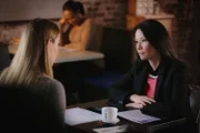 Ihre Kollegin Fiona Helborn (Betty Gilpin, l.) bittet Joan (Lucy Liu, r.) um Hilfe und entlarvt dabei ein schockierendes Geheimnis über Sherlock ...