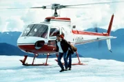 Mitch (David Hasselhoff, l.) und Cody (David Chokachi) sind auf dem Gletscher gelandet, wo Hobie und Leslie verschwunden sind.