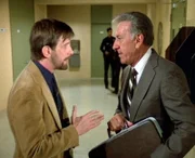 Quincy (Jack Klugman, r.) setzt sich für Streifenpolizist Taggart (Jack Kehoe) ein.